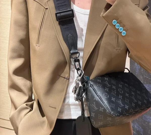 LV Pochette Accessoire XL Monogram 斜揹包 -M11741：圖片 4