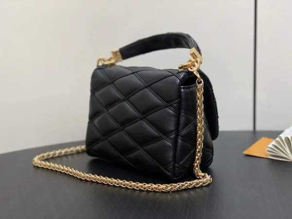 LV 2024 秋冬時裝秀系列GO-14 PM Malletage 斜挎鏈條包-M12004：圖片 13