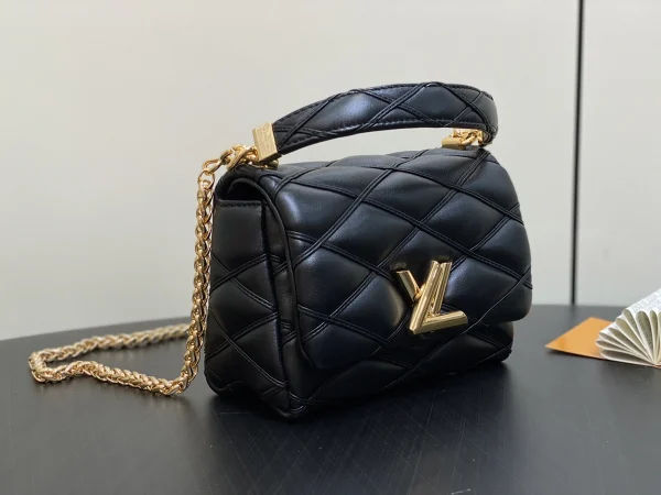LV 2024 秋冬時裝秀系列GO-14 PM Malletage 斜挎鏈條包-M12004：圖片 12