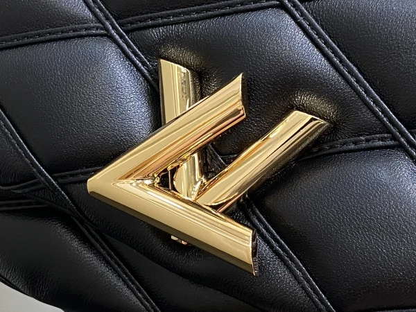 LV 2024 秋冬時裝秀系列GO-14 PM Malletage 斜挎鏈條包-M12004：圖片 16