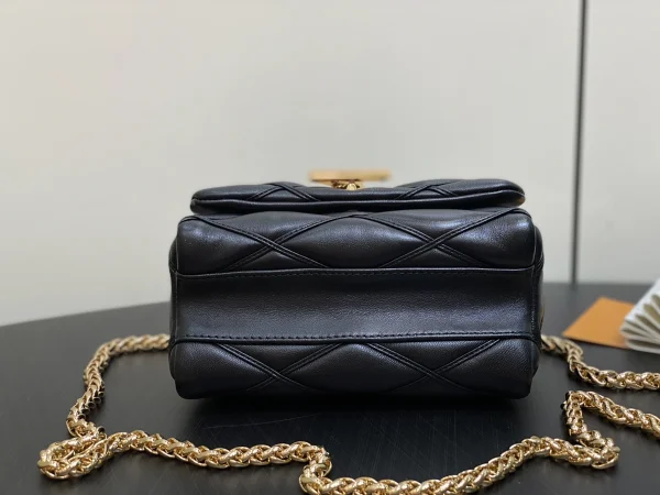 LV 2024 秋冬時裝秀系列GO-14 PM Malletage 斜挎鏈條包-M12004：圖片 15