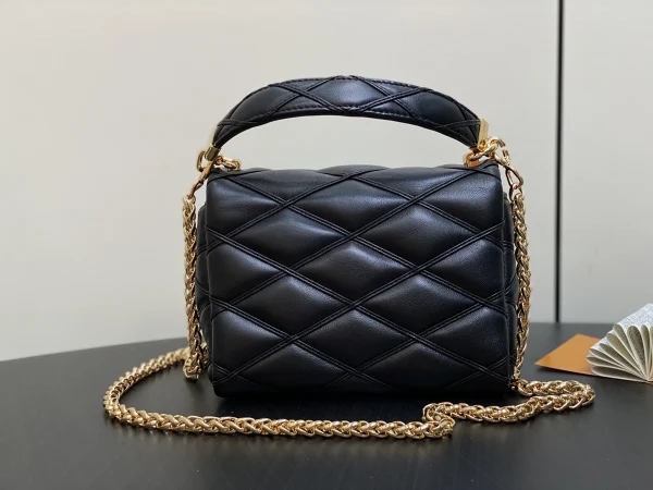 LV 2024 秋冬時裝秀系列GO-14 PM Malletage 斜挎鏈條包-M12004：圖片 14
