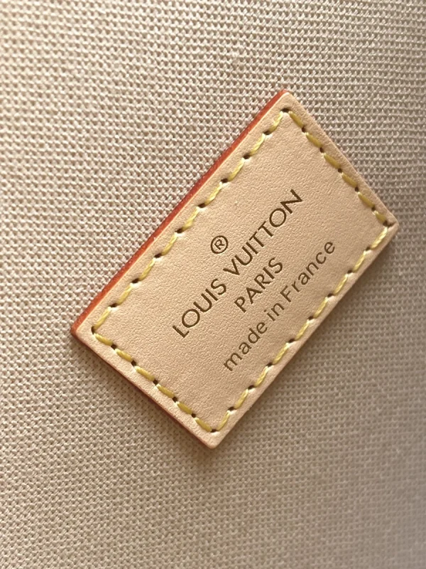 LV 2024 秋冬時裝秀系列Saumur BB Mastic Cream色 斜揹包-M12327：圖片 11