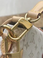 LV 2024 秋冬時裝秀系列Saumur BB Mastic Cream色 斜揹包-M12327：圖片 8