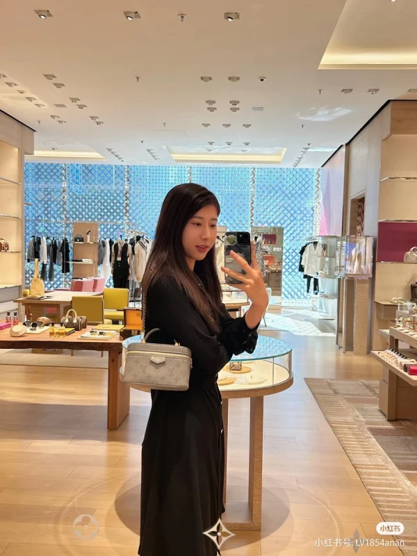 LV 2024 秋冬時裝秀系列Vanity Chain Pouch 化妝盒 化妝袋-M12427：圖片 5