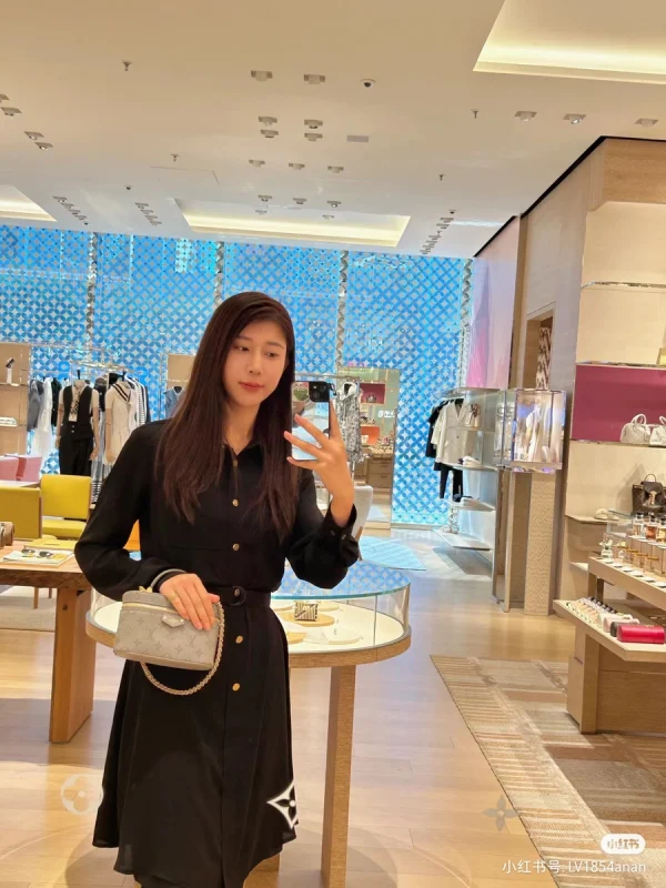 LV 2024 秋冬時裝秀系列Vanity Chain Pouch 化妝盒 化妝袋-M12427：圖片 4