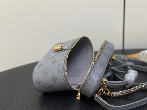 LV 2024 秋冬時裝秀系列Vanity Chain Pouch 化妝盒 化妝袋-M12427：圖片 17