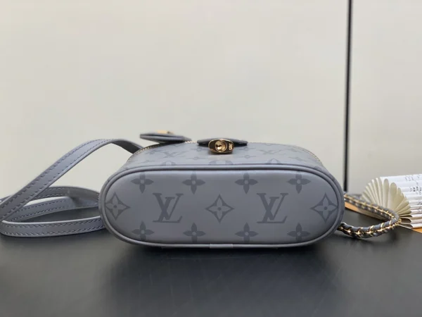 LV 2024 秋冬時裝秀系列Vanity Chain Pouch 化妝盒 化妝袋-M12427：圖片 11