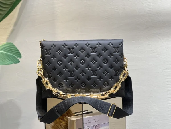 LV Coussin MM Edge 鏈帶 手拿包-M21264：圖片 2