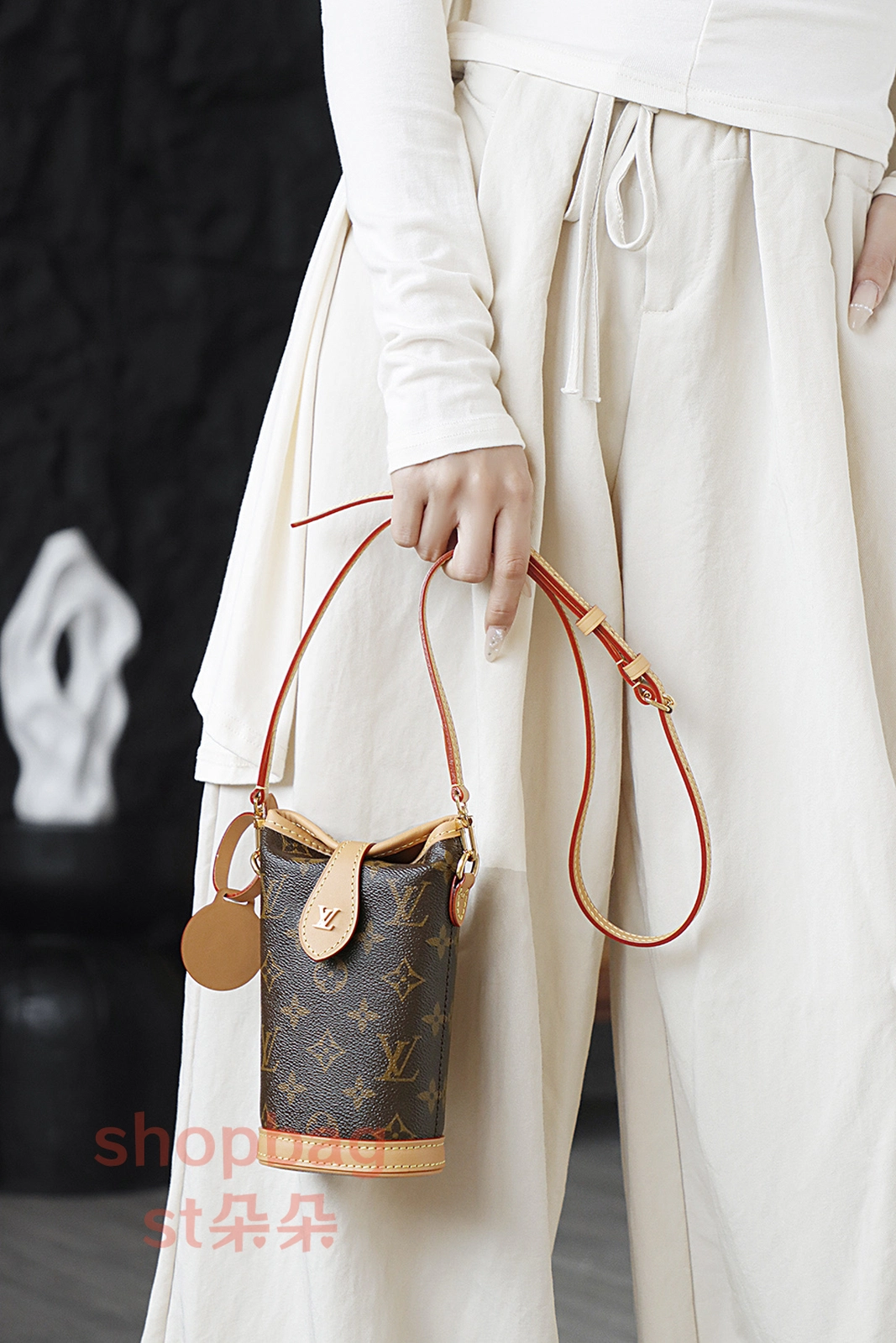高仿 LV Fold Me Pouch Monogram 隨身包-M80874 24 高仿 高仿精品LV官網 Fold Me Pouch Monogram 隨身包-M80874 上身穿搭效果