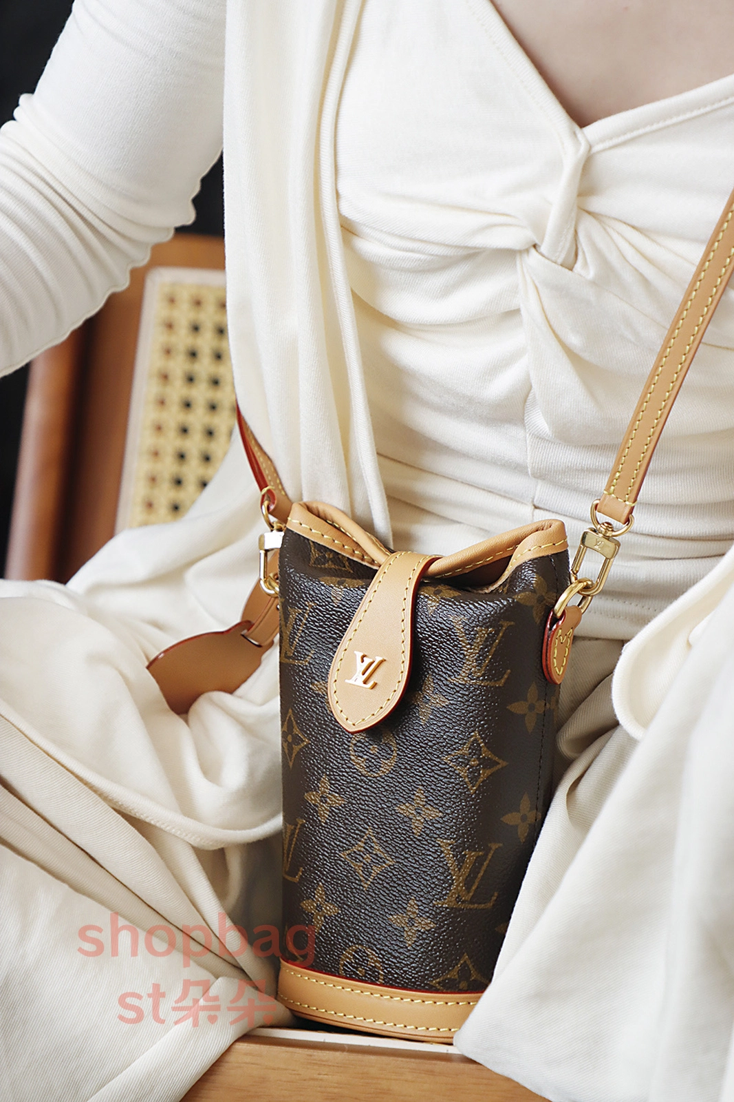 高仿 LV Fold Me Pouch Monogram 隨身包-M80874 19 高仿 高仿精品LV官網 Fold Me Pouch Monogram 隨身包-M80874 上身穿搭效果