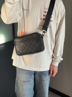 LV Alpha 黑色壓花男士郵差包-M46955：圖片 4
