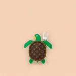 LV Turtle Pouch吊飾-M01471