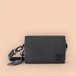 LV 翻蓋隨身穿戴式斜揹包-M82085