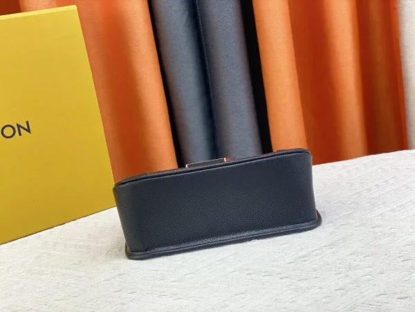 LV Buci Epi 斜背袋-M59386：圖片 6