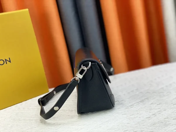 LV Buci Epi 斜背袋-M59386：圖片 4