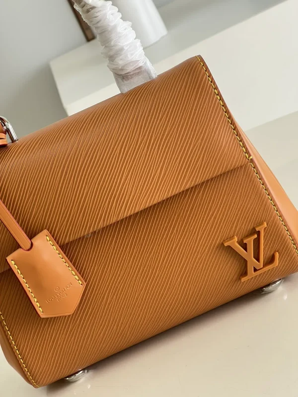 LV Cluny Mini EPI 提花肩帶包包-M58931：圖片 6
