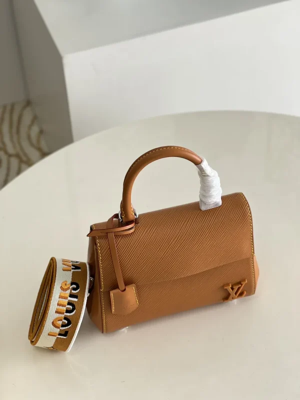 LV Cluny Mini EPI 提花肩帶包包-M58931：圖片 4
