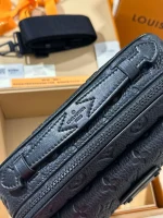 LV S Lock 男士壓花郵差包-M58489：圖片 26