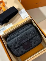 LV S Lock 男士壓花郵差包-M58489：圖片 12
