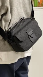 LV S Lock 男士壓花郵差包-M58489：圖片 4