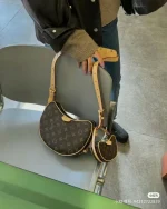 LV 新款 LV RemixCroissant MM Monogram包包-M46828：圖片 21