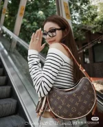 LV 新款 LV RemixCroissant MM Monogram包包-M46828：圖片 16