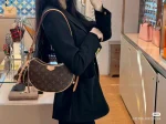 LV 新款 LV RemixCroissant MM Monogram包包-M46828：圖片 18