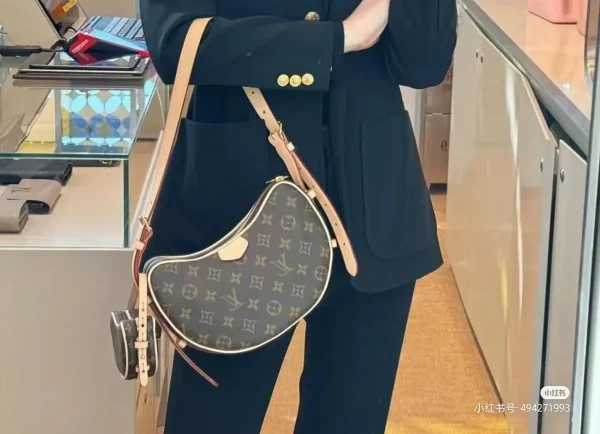 LV 新款 LV RemixCroissant MM Monogram包包-M46828：圖片 17
