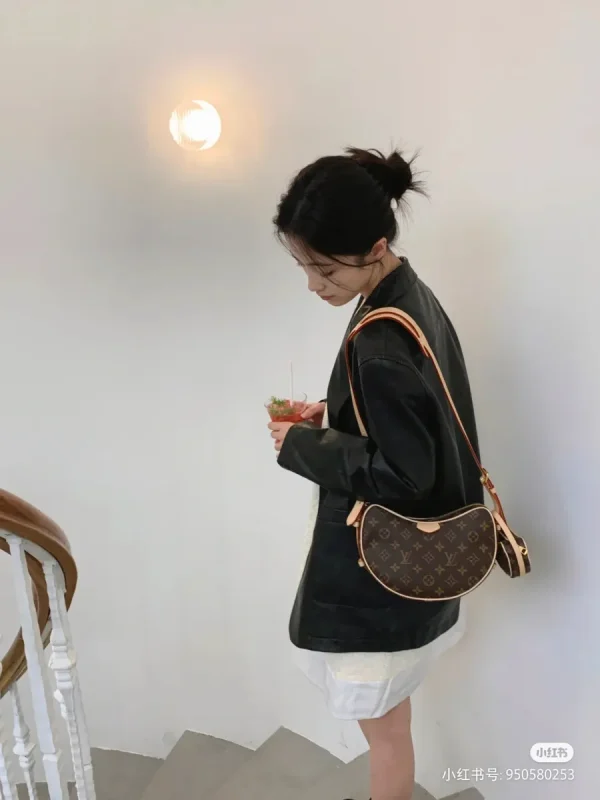 LV 新款 LV RemixCroissant MM Monogram包包-M46828：圖片 6