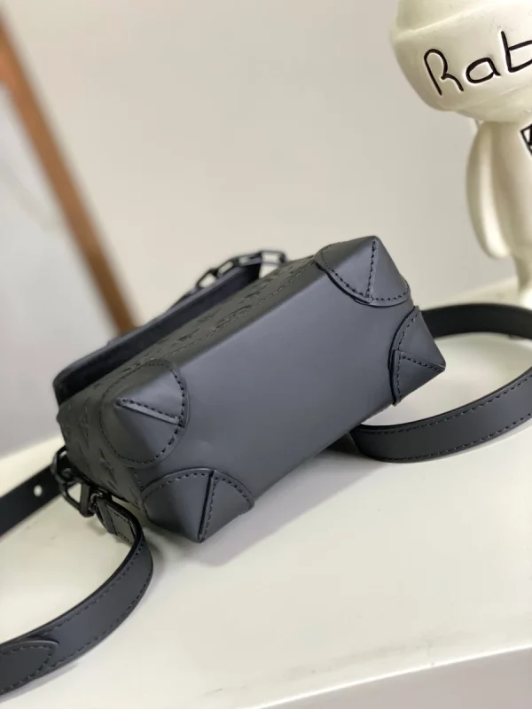 LV Nano Steamer 男士黑色壓花斜揹包-M82772：圖片 5