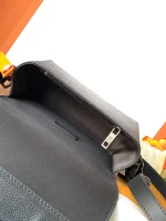 LV 翻蓋隨身穿戴式斜揹包-M82085：圖片 14