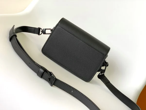 LV 翻蓋隨身穿戴式斜揹包-M82085：圖片 2
