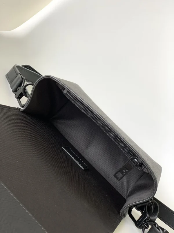 LV 翻蓋隨身穿戴式斜揹包-M82085：圖片 9