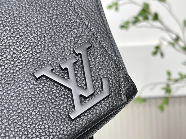LV Takeoff 男士粒面牛皮斜揹包-M57081：圖片 7