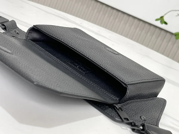 LV Takeoff 男士粒面牛皮斜揹包-M57081：圖片 6