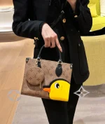LV OnTheGo PM Monogram+趣味小鴨 雙手提托特包 -M47199：圖片 4