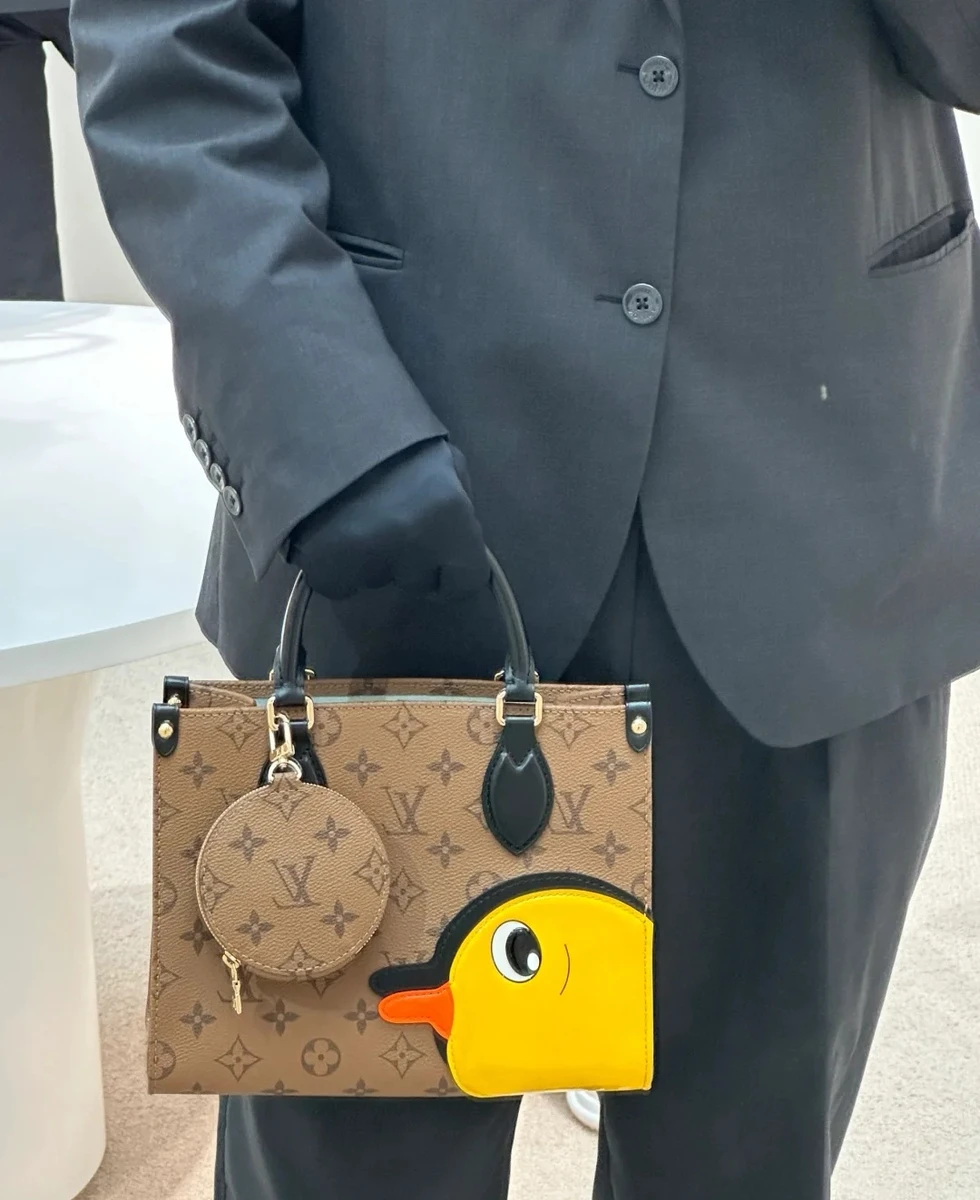 LV OnTheGo PM Monogram+趣味小鴨 雙手提托特包 -M47199 5 LV OnTheGo PM Monogram+趣味小鴨 雙手提托特包 -M47199