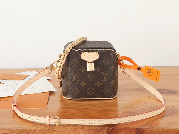 LV Just In Case Monogram 鏈條斜揹包-M47096：圖片 2