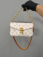 LV Pochette Métis East West Monogram Dune 鏈條麻將包-M46914：圖片 5