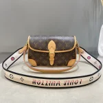 LV Diane Monogram 寬肩帶 Diane 法棍包-M45985：圖片 11
