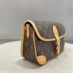 LV Diane Monogram 寬肩帶 Diane 法棍包-M45985：圖片 13