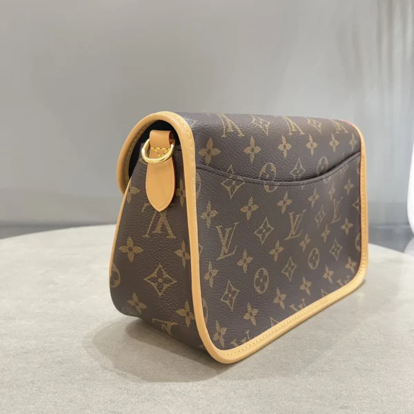 LV Diane Monogram 寬肩帶 Diane 法棍包-M45985：圖片 14
