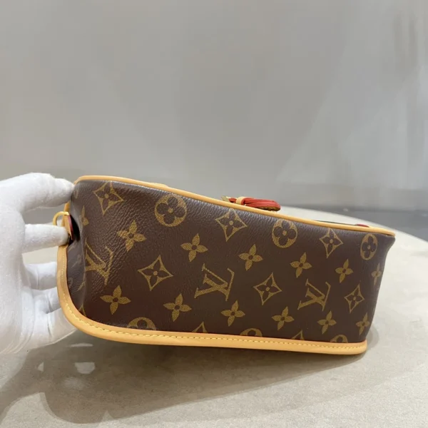 LV Diane Monogram 寬肩帶 Diane 法棍包-M45985：圖片 15