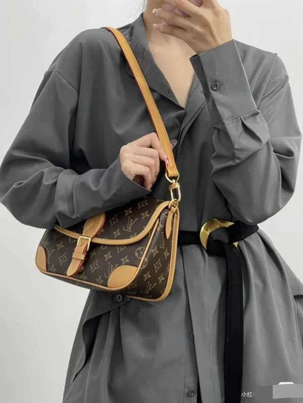 LV Diane Monogram 寬肩帶 Diane 法棍包-M45985：圖片 5