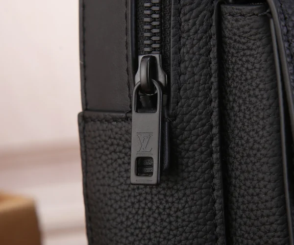 LV Pilot 斜揹包-M23736：圖片 7