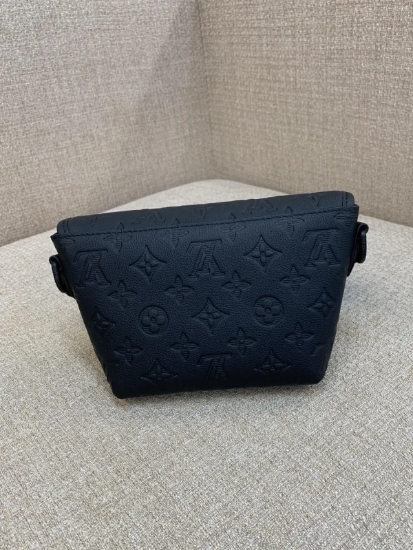 LV Pulse Monogram Shadow 可穿戴式郵差包-M12636：圖片 16