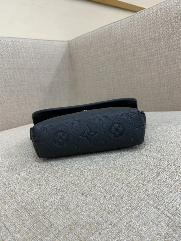 LV Pulse Monogram Shadow 可穿戴式郵差包-M12636：圖片 8