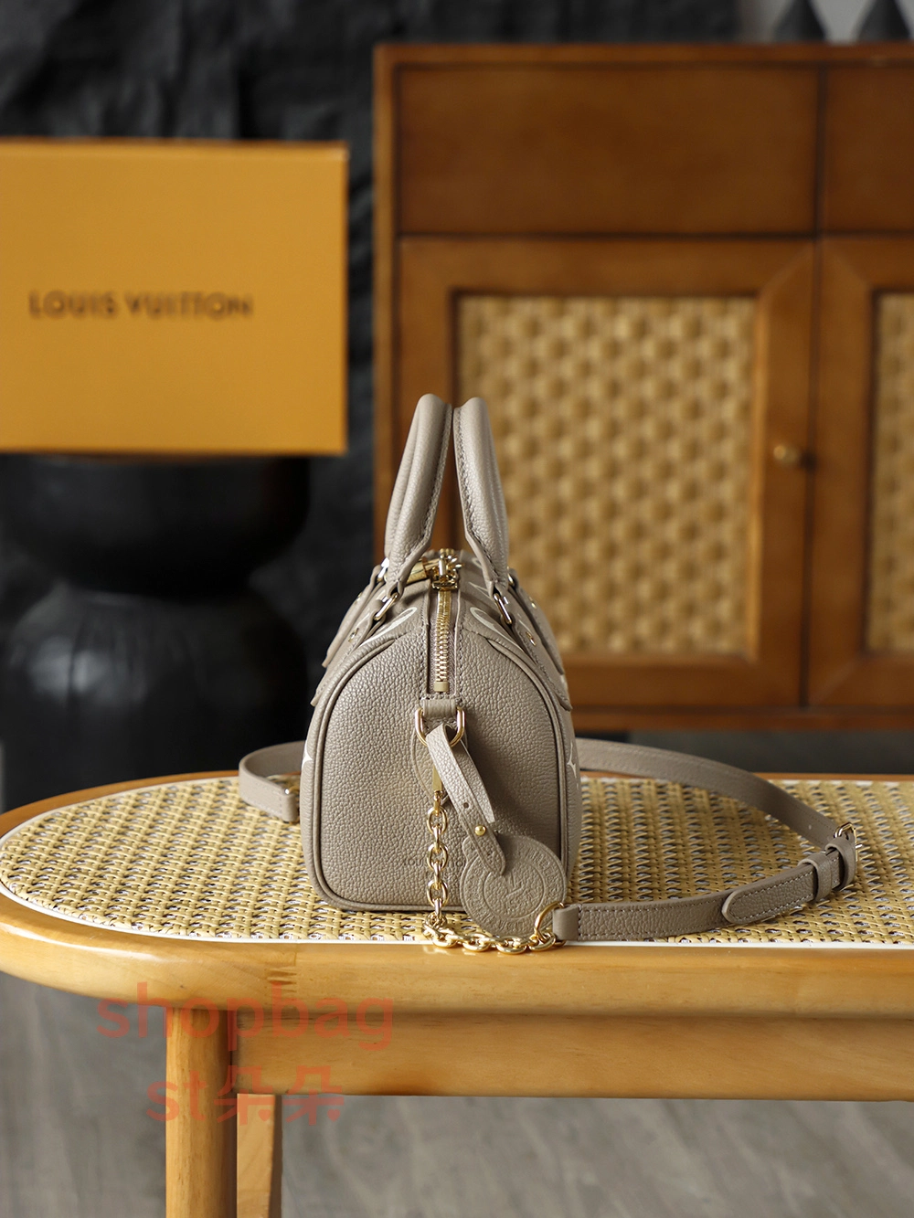 高仿包包 LV Speedy Bandoulière 20 Monogram 壓花EPI皮革 斜揹包-M46575 2 高仿包包 LV Speedy Bandoulière 20 Monogram 壓花EPI皮革 斜揹包-M46575