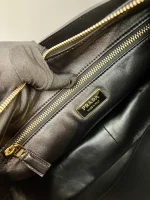 Prada Aimée 1BC228 大號黑色皮革單肩包：圖片 10